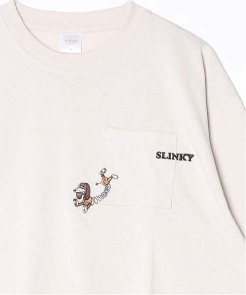 Disney(ディズニー)の「【DISNEY/ディズニー】TOYSTORY/トイ・ストーリー5 SLINKY ポケット刺繍 半袖Tシャツ / 2026年Movie Tee(ユニセックス)(Tシャツ/カットソー・メンズ・アイボリー/スミクロ・M/L/LL)」の5枚目の写真