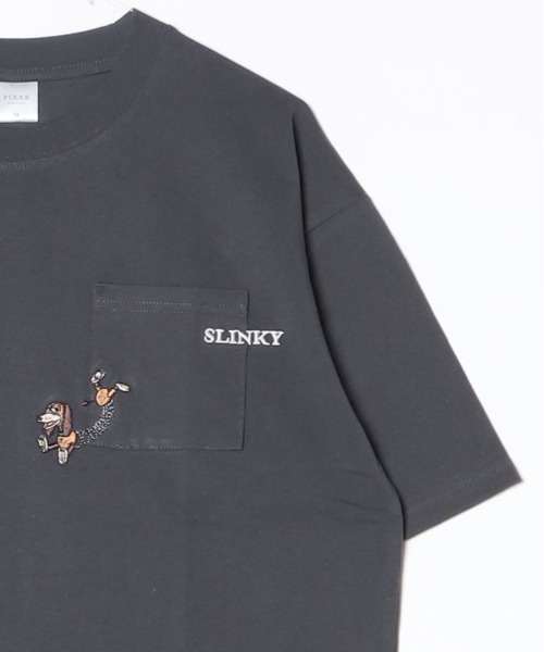 Disney(ディズニー)の「【DISNEY/ディズニー】TOYSTORY/トイ・ストーリー5 SLINKY ポケット刺繍 半袖Tシャツ / 2026年Movie Tee(ユニセックス)(Tシャツ/カットソー・メンズ・アイボリー/スミクロ・M/L/LL)」の8枚目の写真