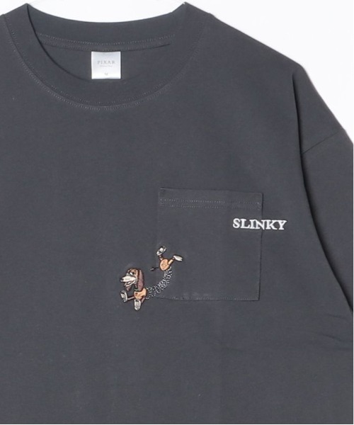 Disney(ディズニー)の「【DISNEY/ディズニー】TOYSTORY/トイ・ストーリー5 SLINKY ポケット刺繍 半袖Tシャツ / 2026年Movie Tee(ユニセックス)(Tシャツ/カットソー・メンズ・アイボリー/スミクロ・M/L/LL)」の7枚目の写真