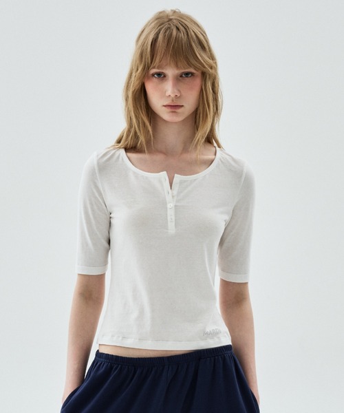 Mardi Mercredi(マルディメクルディ)の「SLIM TOP HENLEY NECK / スリム トップ ヘンリー ネック(Tシャツ/カットソー・レディース・アイボリー/グレー・FREE)」の2枚目の写真