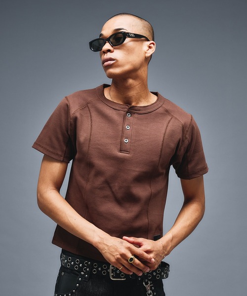 ANDER HUNK(アンダーハンク)の「Slim Fit Henry neck Rib T-shirt/スリムフィットヘンリーネックリブTシャツ(Tシャツ/カットソー・メンズ・チャコールグレー/ブラウン/ブラック/ライトグレー・SMALL/LARGE/MEDIUM)」の4枚目の写真