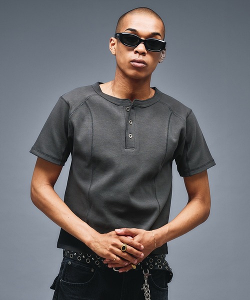 ANDER HUNK(アンダーハンク)の「Slim Fit Henry neck Rib T-shirt/スリムフィットヘンリーネックリブTシャツ(Tシャツ/カットソー・メンズ・チャコールグレー/ブラウン/ブラック/ライトグレー・SMALL/LARGE/MEDIUM)」の9枚目の写真