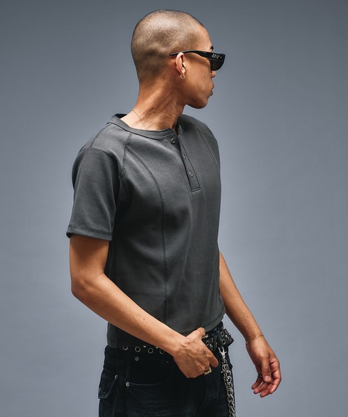 ANDER HUNK(アンダーハンク)の「Slim Fit Henry neck Rib T-shirt/スリムフィットヘンリーネックリブTシャツ(Tシャツ/カットソー・メンズ・チャコールグレー/ブラウン/ブラック/ライトグレー・SMALL/LARGE/MEDIUM)」の12枚目の写真