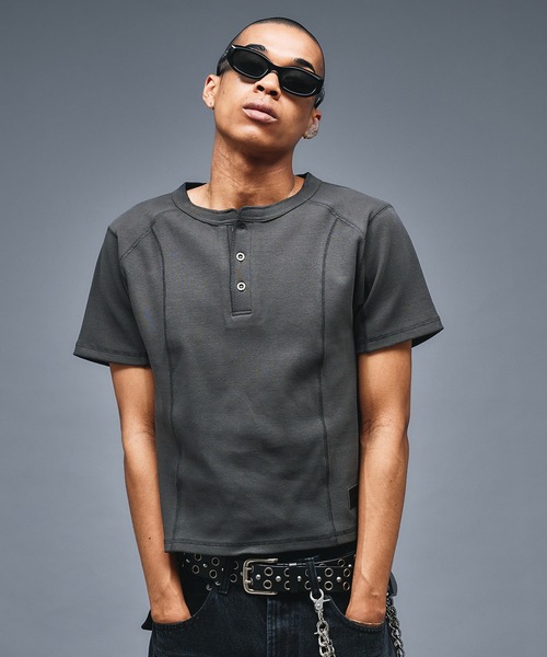 ANDER HUNK(アンダーハンク)の「Slim Fit Henry neck Rib T-shirt/スリムフィットヘンリーネックリブTシャツ(Tシャツ/カットソー・メンズ・チャコールグレー/ブラウン/ブラック/ライトグレー・SMALL/LARGE/MEDIUM)」の13枚目の写真