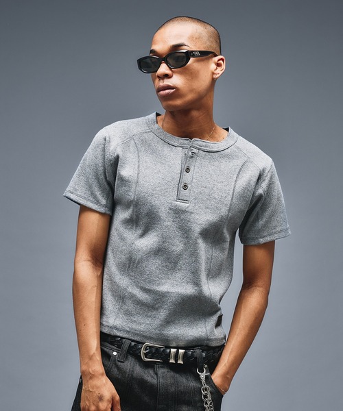 ANDER HUNK(アンダーハンク)の「Slim Fit Henry neck Rib T-shirt/スリムフィットヘンリーネックリブTシャツ(Tシャツ/カットソー・メンズ・チャコールグレー/ブラウン/ブラック/ライトグレー・SMALL/LARGE/MEDIUM)」の19枚目の写真