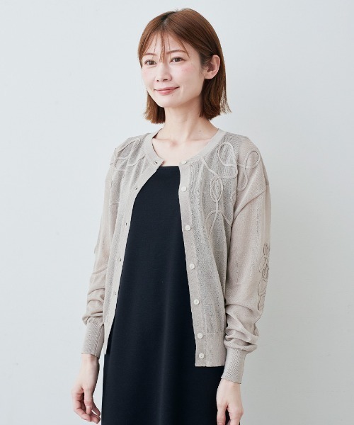 IEDIT(イディット)の「IEDIT 接触冷感コード刺しゅうシアーカーディガン(カーディガン/ボレロ・レディース・ライトグレー/ライトイエロー/ブラック・M/3L/L/LL/S)」の2枚目の写真
