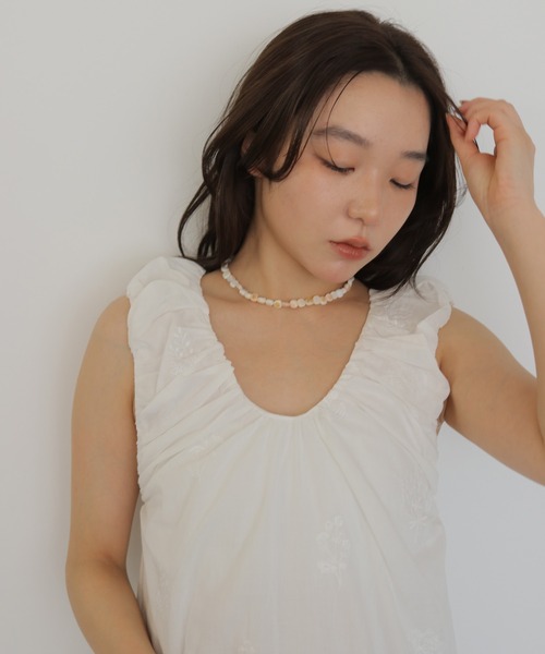 cheriella(シェリエラ)の「【cheriella】ニュアンスシェルネックレス NUANCE SHELL NECKLACE(ネックレス・レディース・オフホワイト・FREE)」の3枚目の写真