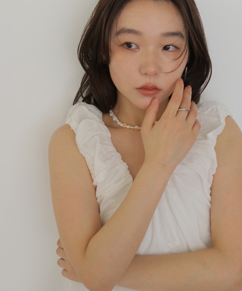 cheriella(シェリエラ)の「【cheriella】ニュアンスシェルネックレス NUANCE SHELL NECKLACE(ネックレス・レディース・オフホワイト・FREE)」の4枚目の写真