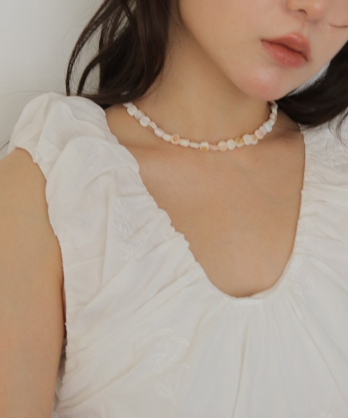cheriella(シェリエラ)の「【cheriella】ニュアンスシェルネックレス NUANCE SHELL NECKLACE(ネックレス・レディース・オフホワイト・FREE)」の5枚目の写真