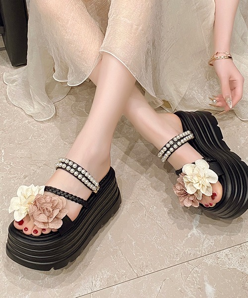Lace Ladies（レースレディース）の「フラワー モチーフ パール ストラップ 厚底 サンダル（サンダル・レディース・アイボリー/ブラック・23.5cm/23cm/24.5cm/24cm/22.5cm）」の5枚目の写真