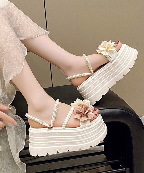 Lace Ladies（レースレディース）の「フラワー モチーフ パール ストラップ 厚底 サンダル（サンダル・レディース・アイボリー/ブラック・23.5cm/23cm/24.5cm/24cm/22.5cm）」の8枚目の写真