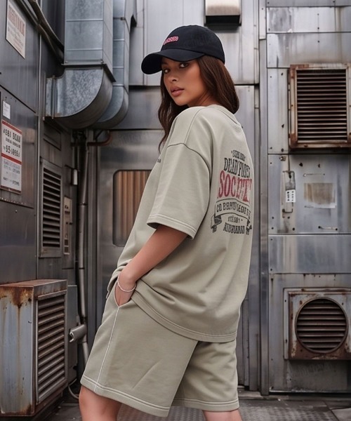 Dalfwin（ダールフィン）の「韓国ファッション【上下セット】SOCIETYピグメント加工英字バックプリント半袖ショートパンツセットアップ（ルームウェア/パジャマ・レディース・ベージュ/ブラック・FREE）」の2枚目の写真
