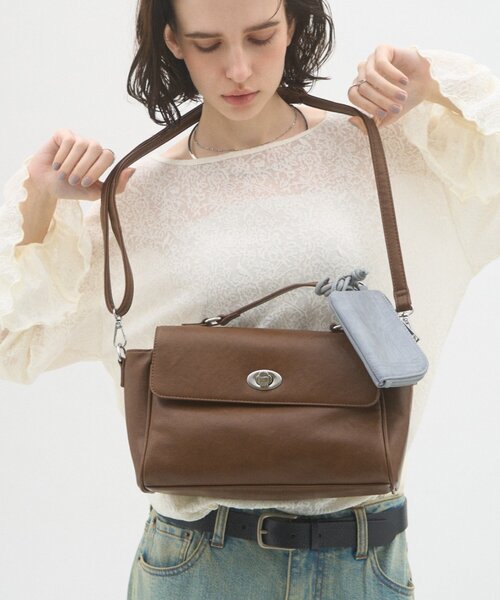 CIAOPANIC TYPY(チャオパニックティピー)の「【WEB限定】クロコポーチ付きフラップデザインBAG(ショルダーバッグ・レディース・ブラック/ブラウン・ONE SIZE)」の1枚目の写真