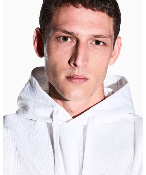 ARMANI EXCHANGE(アルマーニエクスチェンジ)の「【A|X アルマーニ エクスチェンジ】オールオーバーロゴ フーデッドスウェットプルオーバー(EC限定カラー含)(スウェット・メンズ・オフホワイト・LARGE/MEDIUM/SMALL/X-LARGE/X-SMALL)」の11枚目の写真