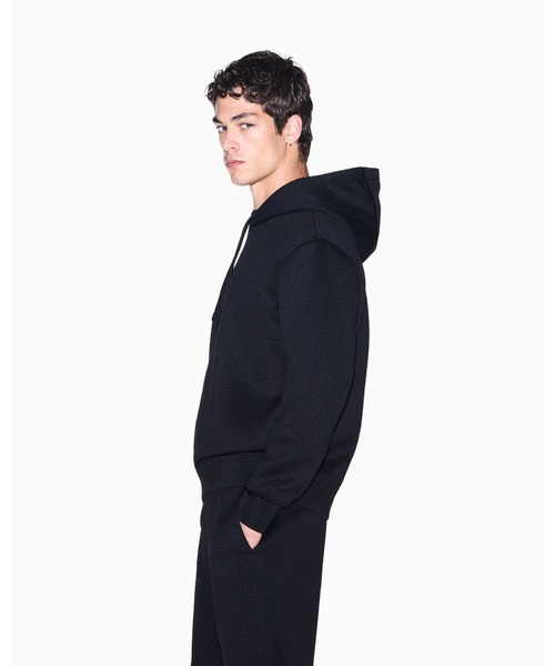 ARMANI EXCHANGE(アルマーニエクスチェンジ)の「【A|X アルマーニ エクスチェンジ】オールオーバーロゴ フーデッドスウェットプルオーバー(EC限定カラー含)(スウェット・メンズ・オフホワイト・LARGE/MEDIUM/SMALL/X-LARGE/X-SMALL)」の2枚目の写真