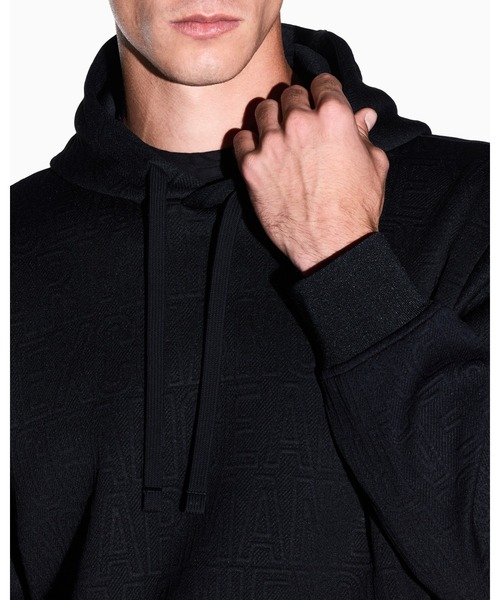 ARMANI EXCHANGE(アルマーニエクスチェンジ)の「【A|X アルマーニ エクスチェンジ】オールオーバーロゴ フーデッドスウェットプルオーバー(EC限定カラー含)(スウェット・メンズ・オフホワイト・LARGE/MEDIUM/SMALL/X-LARGE/X-SMALL)」の4枚目の写真