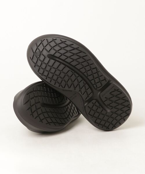 OOFOS（ウーフォス）の「OOFOS / ウーフォス：OOyea-Black：2000970050252[DEA]（サンダル・レディース・ブラック・22.0cm/25.0cm/24.0cm/23.0cm）」の3枚目の写真