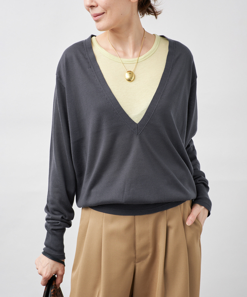 VERMEIL par iena（ヴェルメイユパーイエナ）の「Vネックプルオーバー（ニット/セーター・レディース・ボルドー/チャコールグレー・FREE）」の6枚目の写真
