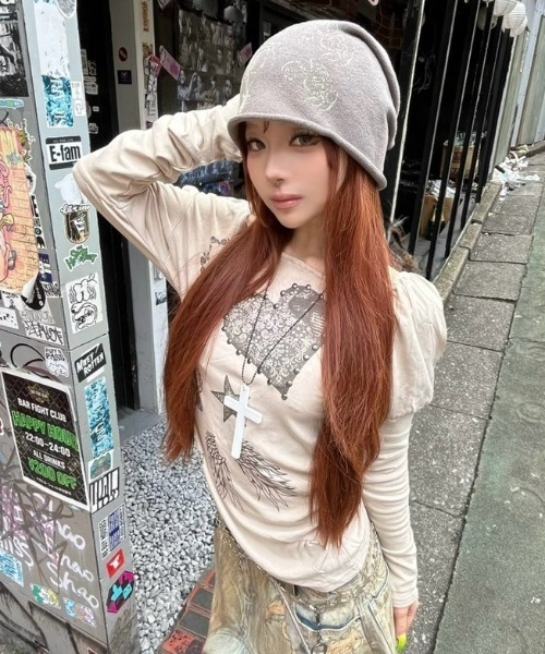 Never mind the XU / Chikashitsu+(ネバーマインド ザ エックスユー / チカシツプラス)の「【BABY09】one-shoulder graffiti tops / 【ベイビーナイン】ワンショルダーグラフィック長袖Tシャツ(Tシャツ/カットソー・レディース・ブラック/ベージュ/ホワイト・S)」の3枚目の写真