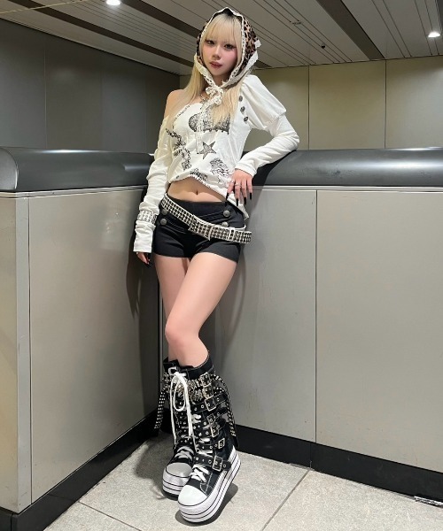 Never mind the XU / Chikashitsu+(ネバーマインド ザ エックスユー / チカシツプラス)の「【BABY09】one-shoulder graffiti tops / 【ベイビーナイン】ワンショルダーグラフィック長袖Tシャツ(Tシャツ/カットソー・レディース・ブラック/ベージュ/ホワイト・S)」の12枚目の写真