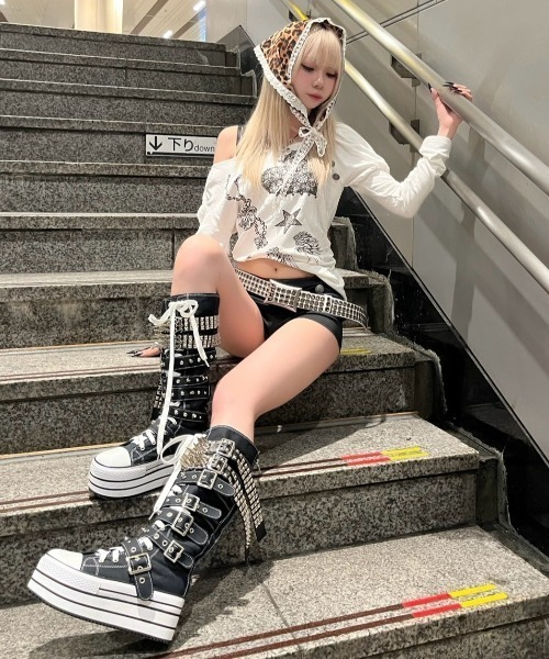 Never mind the XU / Chikashitsu+(ネバーマインド ザ エックスユー / チカシツプラス)の「【BABY09】one-shoulder graffiti tops / 【ベイビーナイン】ワンショルダーグラフィック長袖Tシャツ(Tシャツ/カットソー・レディース・ブラック/ベージュ/ホワイト・S)」の13枚目の写真