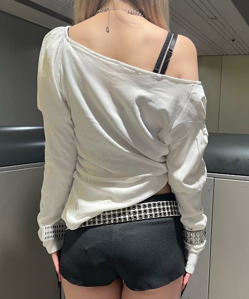 Never mind the XU / Chikashitsu+(ネバーマインド ザ エックスユー / チカシツプラス)の「【BABY09】one-shoulder graffiti tops / 【ベイビーナイン】ワンショルダーグラフィック長袖Tシャツ(Tシャツ/カットソー・レディース・ブラック/ベージュ/ホワイト・S)」の16枚目の写真