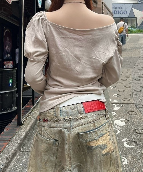 Never mind the XU / Chikashitsu+(ネバーマインド ザ エックスユー / チカシツプラス)の「【BABY09】one-shoulder graffiti tops / 【ベイビーナイン】ワンショルダーグラフィック長袖Tシャツ(Tシャツ/カットソー・レディース・ブラック/ベージュ/ホワイト・S)」の4枚目の写真