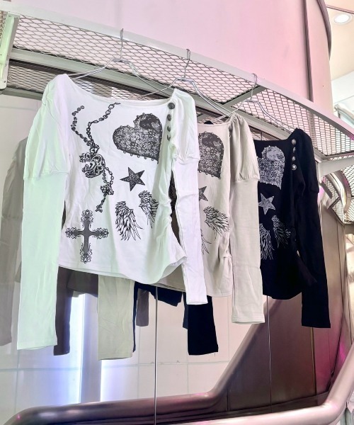 Never mind the XU / Chikashitsu+(ネバーマインド ザ エックスユー / チカシツプラス)の「【BABY09】one-shoulder graffiti tops / 【ベイビーナイン】ワンショルダーグラフィック長袖Tシャツ(Tシャツ/カットソー・レディース・ブラック/ベージュ/ホワイト・S)」の18枚目の写真