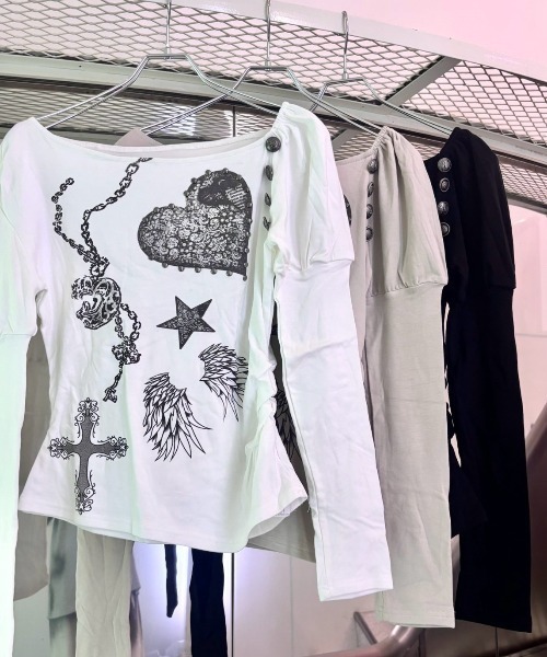Never mind the XU / Chikashitsu+(ネバーマインド ザ エックスユー / チカシツプラス)の「【BABY09】one-shoulder graffiti tops / 【ベイビーナイン】ワンショルダーグラフィック長袖Tシャツ(Tシャツ/カットソー・レディース・ブラック/ベージュ/ホワイト・S)」の19枚目の写真