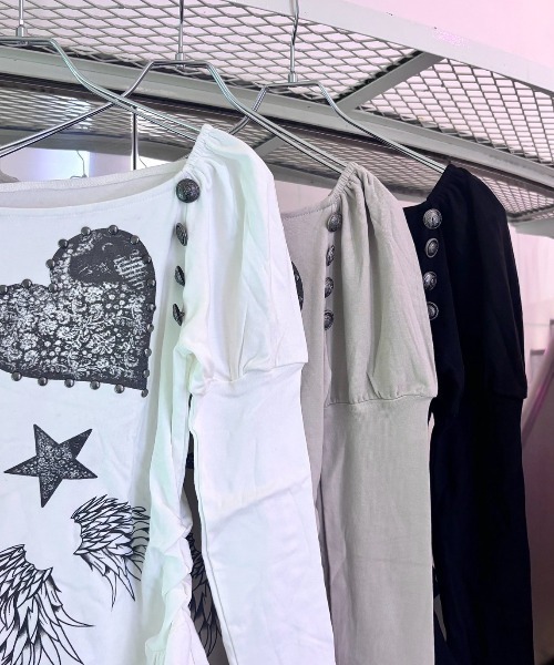 Never mind the XU / Chikashitsu+(ネバーマインド ザ エックスユー / チカシツプラス)の「【BABY09】one-shoulder graffiti tops / 【ベイビーナイン】ワンショルダーグラフィック長袖Tシャツ(Tシャツ/カットソー・レディース・ブラック/ベージュ/ホワイト・S)」の20枚目の写真