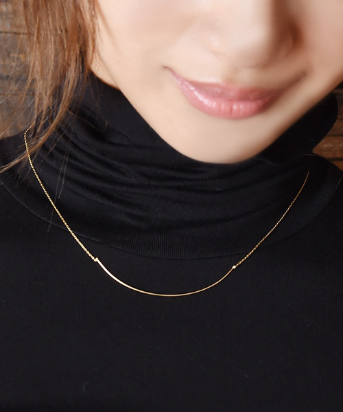 Luz Llena (NEY)(ラズレナニー)の「カーブライン・シンプルネックレス(ネックレス・レディース・ゴールド/シルバー・フリ-)」の2枚目の写真