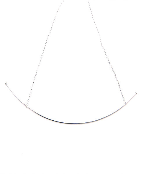 Luz Llena (NEY)(ラズレナニー)の「カーブライン・シンプルネックレス(ネックレス・レディース・ゴールド/シルバー・フリ-)」の4枚目の写真