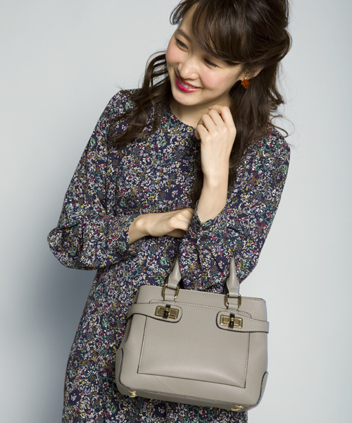 PLAIN CLOTHING（プレーンクロージング）の「ハンドバッグ【PLAIN CLOTHING】（ショルダーバッグ・レディース・グレー/レッド/キャメル/ブラック/アイボリー・FREE）」の4枚目の写真