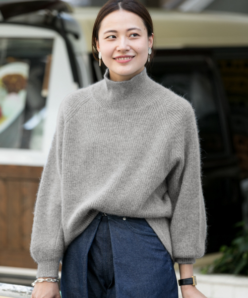 WORK NOT WORK URBAN RESEARCH(ワークノットワークアーバンリサーチ)の「WORK NOT WORK ハイネックボリュームニット(ニット/セーター・レディース・オフホワイト/グレー/キャメル・FREE)」の1枚目の写真