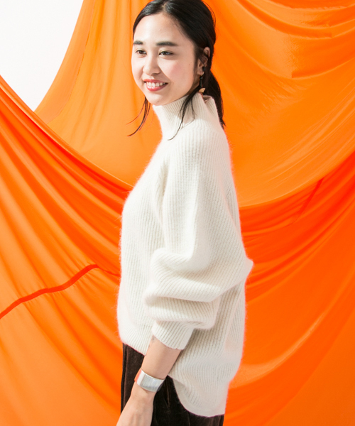 WORK NOT WORK URBAN RESEARCH(ワークノットワークアーバンリサーチ)の「WORK NOT WORK ハイネックボリュームニット(ニット/セーター・レディース・オフホワイト/グレー/キャメル・FREE)」の4枚目の写真