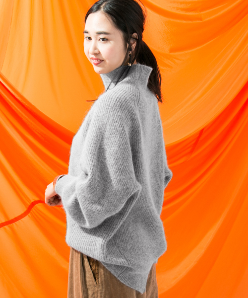 WORK NOT WORK URBAN RESEARCH(ワークノットワークアーバンリサーチ)の「WORK NOT WORK ハイネックボリュームニット(ニット/セーター・レディース・オフホワイト/グレー/キャメル・FREE)」の6枚目の写真