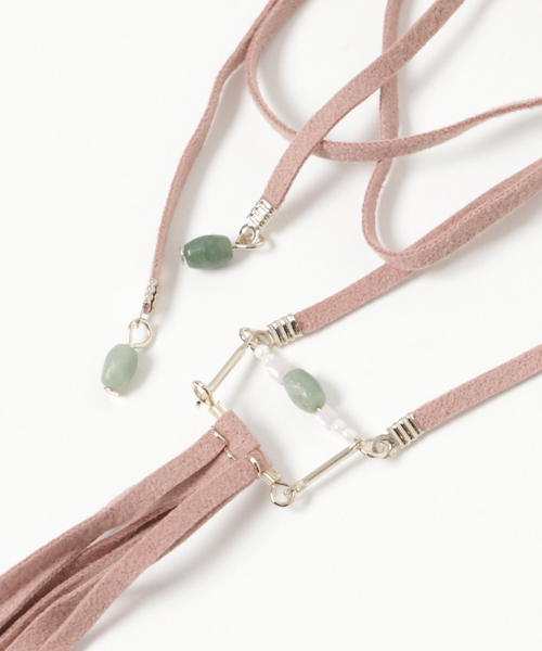 earth music&ecology（アースミュージックアンドエコロジー）の「フェイクスウェードタッセルネックレス（ネックレス・レディース・ベージュ/ネイビー/ピンク・FREE）」の7枚目の写真