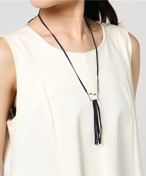 earth music&ecology（アースミュージックアンドエコロジー）の「フェイクスウェードタッセルネックレス（ネックレス・レディース・ベージュ/ネイビー/ピンク・FREE）」の8枚目の写真