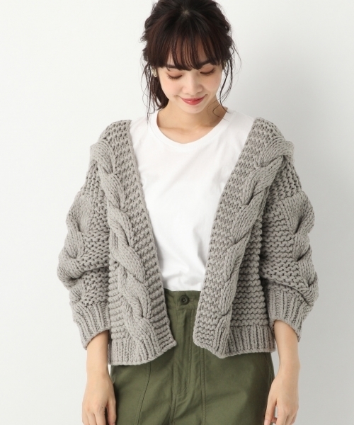 A part by(アパートバイ)の「HAND/CoAcケーブルカーディガン 781109 (カーディガン/ボレロ・レディース・ホワイト/ベージュ/グレー・FREE)」の3枚目の写真