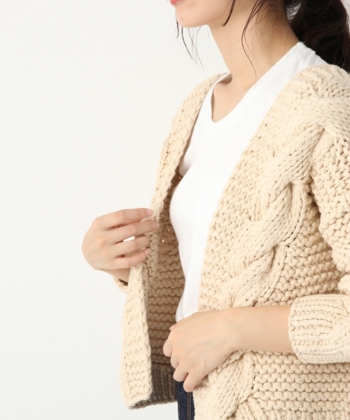 A part by(アパートバイ)の「HAND/CoAcケーブルカーディガン 781109 (カーディガン/ボレロ・レディース・ホワイト/ベージュ/グレー・FREE)」の13枚目の写真