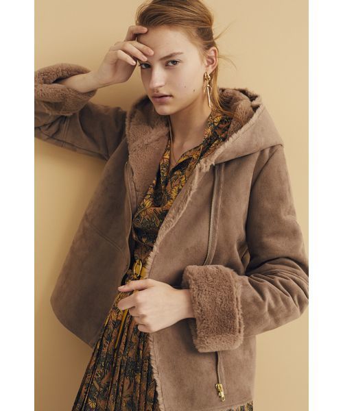 YECCA VECCA（イェッカヴェッカ）の「フェイクムートンライダースブルゾン（ブルゾン・レディース・ライトグレー/モカ・FREE）」の2枚目の写真