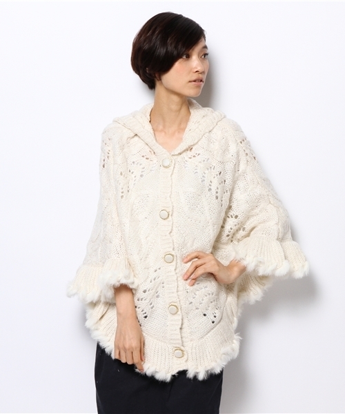 INGNI（イング）の「ファー付/ポンチョ（ポンチョ・レディース・ボルドー/ピンクベージュ/オフホワイト・MEDIUM）」の4枚目の写真