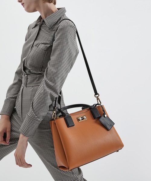 CHARLES & KEITH（チャールズ & キース）の「クロックエフェクト ラージストラクチャーバッグ / Croc-Effect Large Structured Bag（トートバッグ・レディース・ブラック/ベージュ/オリーブ/ブルー/タン・L）」の9枚目の写真