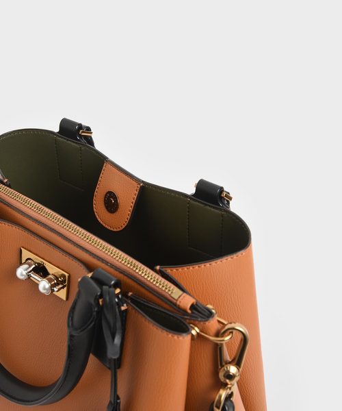 CHARLES & KEITH（チャールズ & キース）の「クロックエフェクト ラージストラクチャーバッグ / Croc-Effect Large Structured Bag（トートバッグ・レディース・ブラック/ベージュ/オリーブ/ブルー/タン・L）」の15枚目の写真
