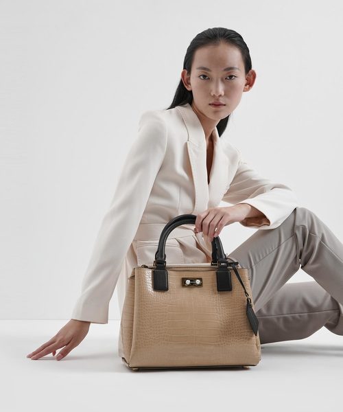 CHARLES & KEITH（チャールズ & キース）の「クロックエフェクト ラージストラクチャーバッグ / Croc-Effect Large Structured Bag（トートバッグ・レディース・ブラック/ベージュ/オリーブ/ブルー/タン・L）」の17枚目の写真