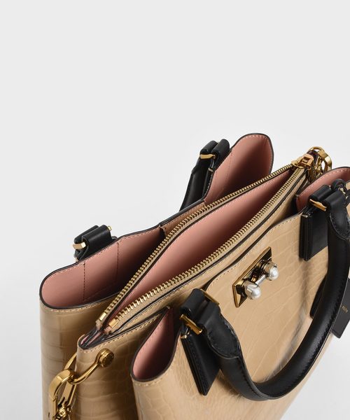 CHARLES & KEITH（チャールズ & キース）の「クロックエフェクト ラージストラクチャーバッグ / Croc-Effect Large Structured Bag（トートバッグ・レディース・ブラック/ベージュ/オリーブ/ブルー/タン・L）」の6枚目の写真