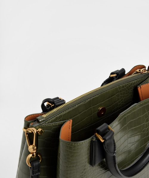 CHARLES & KEITH（チャールズ & キース）の「クロックエフェクト ラージストラクチャーバッグ / Croc-Effect Large Structured Bag（トートバッグ・レディース・ブラック/ベージュ/オリーブ/ブルー/タン・L）」の7枚目の写真