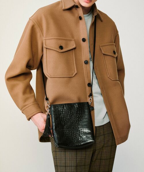 tk.TAKEO KIKUCHI（ティーケータケオキクチ）の「スクエアポシェット/ショルダーバッグ（ショルダーバッグ・メンズ・ブラック/キャメル/ライトグリーン/ライトブルー/ブラック系3・00）」の2枚目の写真