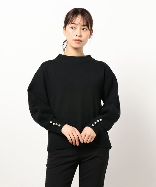 INTERPLANET（インタープラネット）の「ミラノリブ袖口パール釦プルオーバー（ニット/セーター・レディース・ブラック/サックスブルー/イエロー/ライトベージュ・FREE）」の2枚目の写真