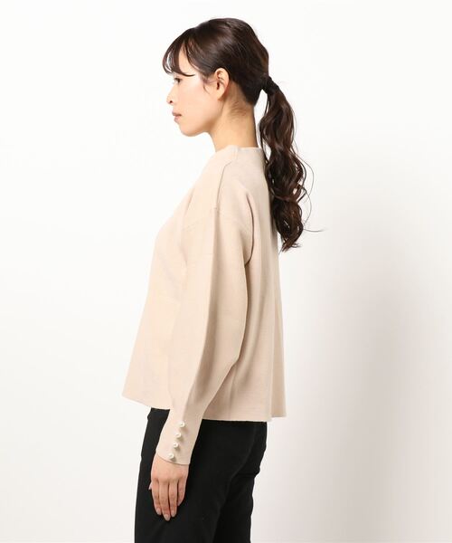 INTERPLANET（インタープラネット）の「ミラノリブ袖口パール釦プルオーバー（ニット/セーター・レディース・ブラック/サックスブルー/イエロー/ライトベージュ・FREE）」の5枚目の写真